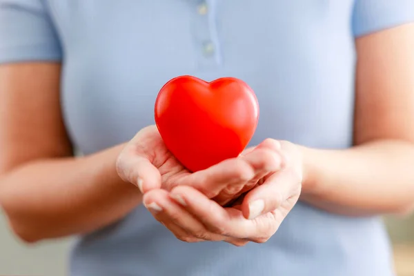 Mujer Sosteniendo Corazón Rojo Seguro Salud Concepto Donación Caridad — Foto de Stock
