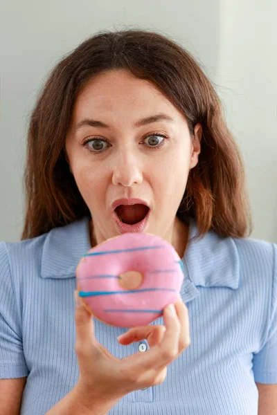 Красивая Молодая Женщина Ест Пончики Розовой Шоколадной Крошкой Счастливым Лицом — стоковое фото