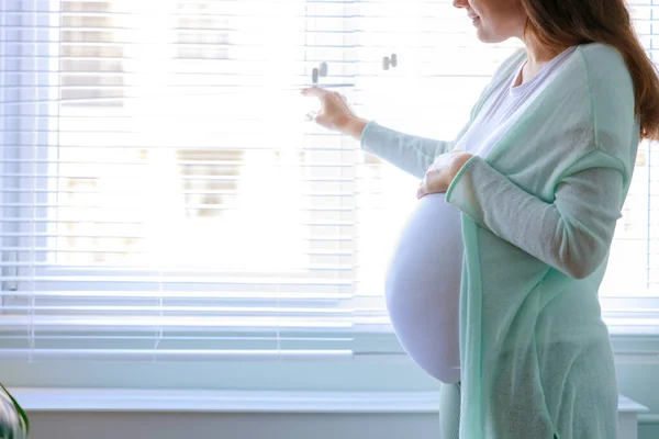 Feliz Embarazada Joven Tocando Vientre Embarazada Pie Junto Ventana — Foto de Stock