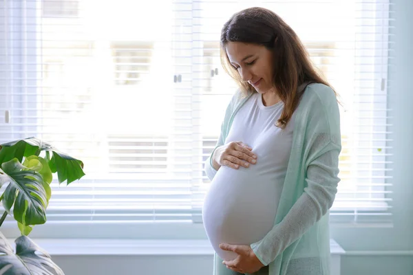 Ευτυχισμένη Έγκυος Νεαρή Γυναίκα Αγγίζει Την Έγκυο Κοιλιά Της Και — Φωτογραφία Αρχείου