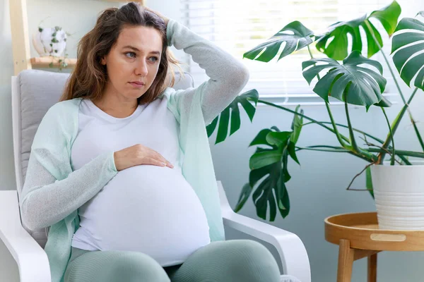 Hamilelik Sırasında Bulantı Baş Ağrısı Çeken Genç Bir Kadın Evde — Stok fotoğraf