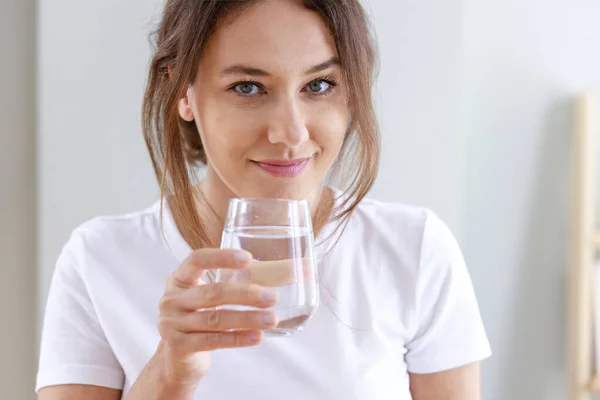 Jovem Mulher Bebendo Água Casa Benefícios Para Saúde Beber Conceitos — Fotografia de Stock