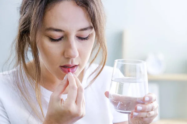 Mulher Doente Usando Antibióticos Com Vidro Água Suas Mãos — Fotografia de Stock