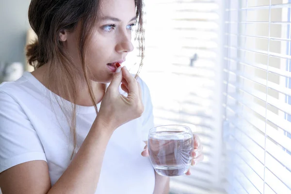 Nemocná Žena Používající Antibiotika Sklenicí Vody Rukou — Stock fotografie