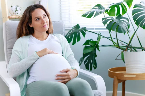 Lycklig Gravid Ung Kvinna Röra Hennes Gravida Mage Och Sitter — Stockfoto