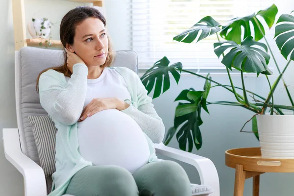Mladá Žena Trpící Nevolností Bolestí Hlavy Během Těhotenství Sedí Doma — Stock fotografie