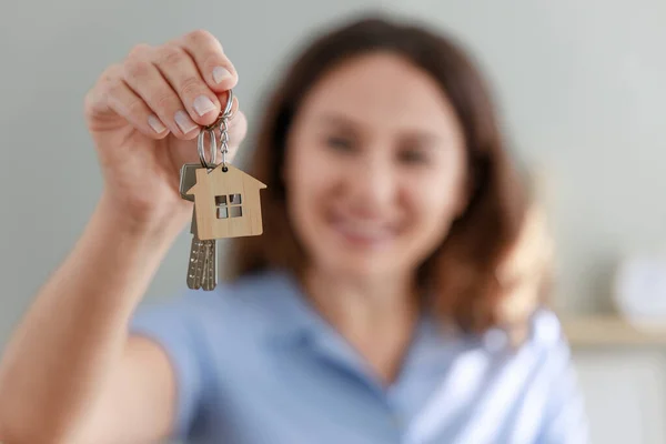 Cheerful Young Woman Moving New House Showing Her Keys — Stock Photo, Image
