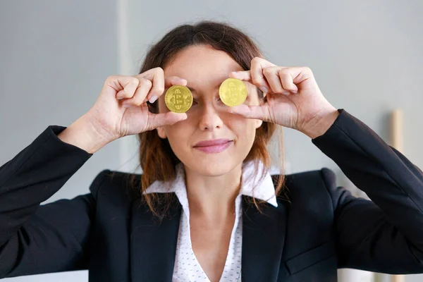 Wesoła Młoda Kobieta Okrywająca Oczy Bitcoinem Biurze — Zdjęcie stockowe