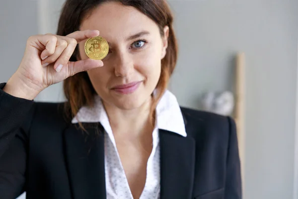 Usmívající Mladá Žena Zakrývající Oko Bitcoinovou Měnou Kanceláři Důraz Kladen — Stock fotografie