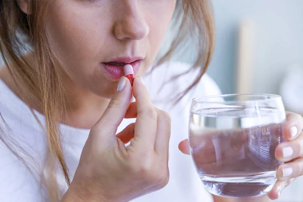 Больная Женщина Использует Антибиотики Стаканом Воды Руках — стоковое фото