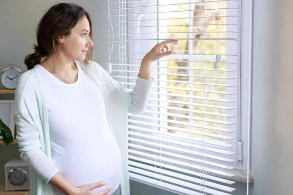 Lycklig Gravid Ung Kvinna Vidrör Sin Gravida Mage Och Står — Stockfoto