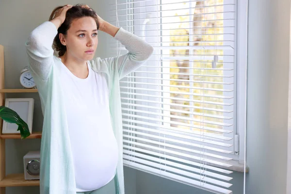 Hamilelik Sırasında Baş Ağrısı Çeken Genç Bir Kadın Evindeki Pencerenin — Stok fotoğraf
