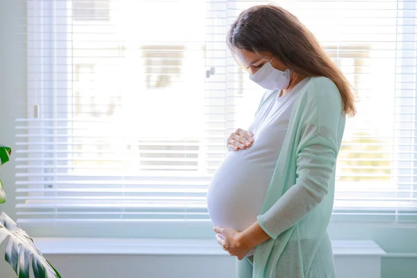 Mujer Embarazada Joven Con Máscara Médica Cuarentena Casa Período Pandémico — Foto de Stock