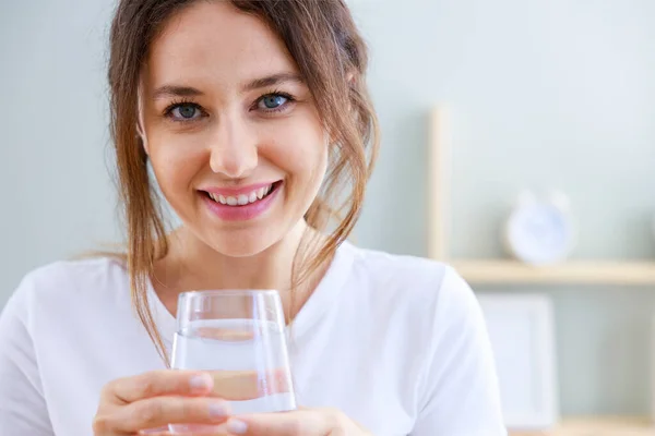 Een Jonge Vrouw Die Thuis Water Drinkt Gezondheidsvoordelen Van Het — Stockfoto