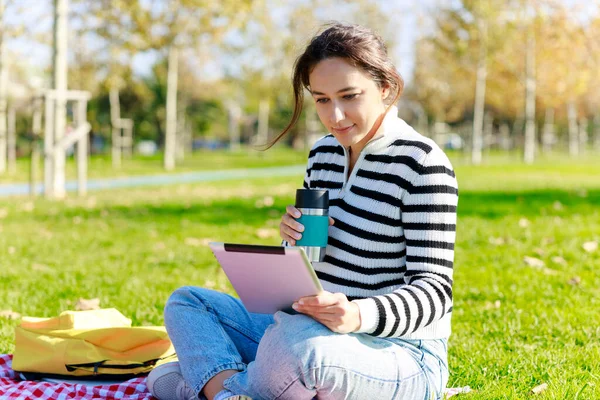 Mujer Joven Usando Tableta Sentada Parque Hembra Feliz Sostiene Taza — Foto de Stock
