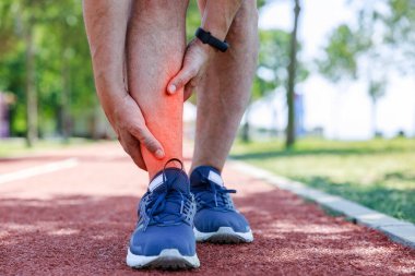 Genç adam antrenman sırasında ayak bileğinden yaralanmış.