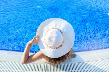 Resort yüzme havuzunda rahatlatıcı kadın