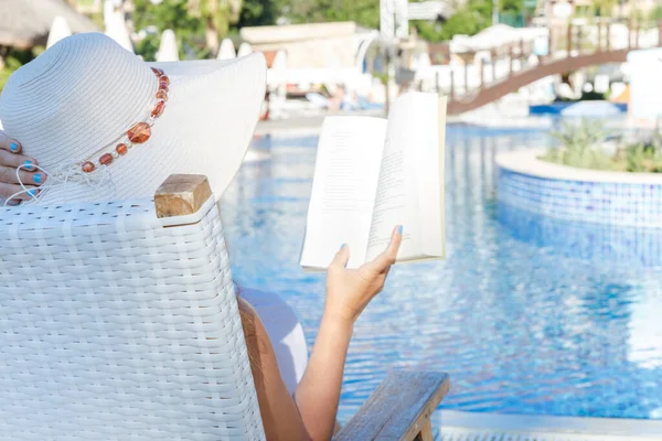 Young Woman Reading Book Deck Chair Swimming Pool — Stock Photo, Image