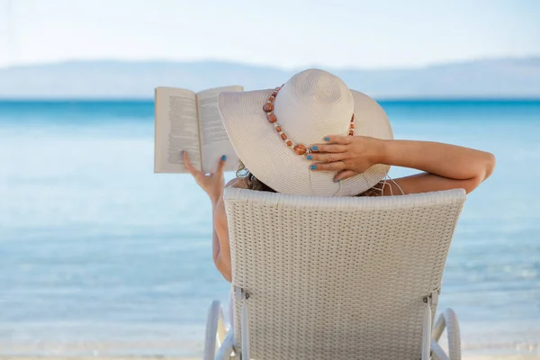 Portret Młodej Kobiety Słomkowym Kapeluszu Relaksującej Się Plaży Czytającej Książkę — Zdjęcie stockowe
