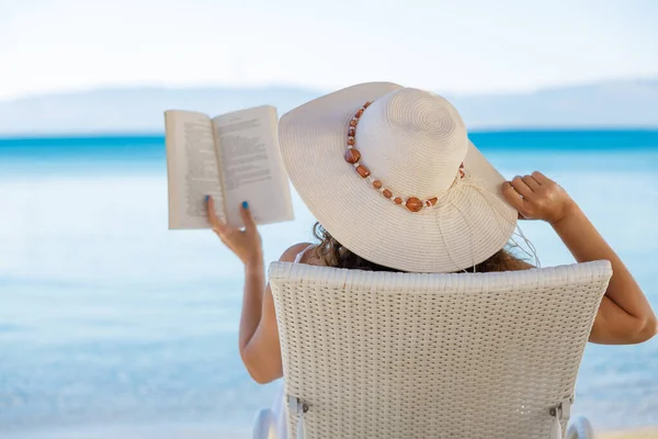 Portret Młodej Kobiety Słomkowym Kapeluszu Relaksującej Się Plaży Czytającej Książkę — Zdjęcie stockowe