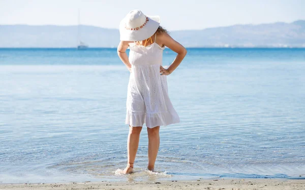 Pełna Długość Młodej Kobiety Białej Sukience Spacerującej Mokrym Brzegu Morza — Zdjęcie stockowe