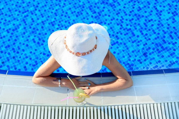 快乐的年轻女子在室外游泳池享受夏日的阳光 — 图库照片