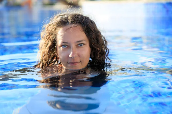 Feliz Joven Disfrutando Las Vacaciones Verano Mujer Está Nadando Piscina — Foto de Stock