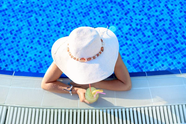 快乐的年轻女子在室外游泳池享受夏日的阳光 — 图库照片