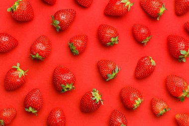 Kırmızı arkaplanda taze çilek manzarası