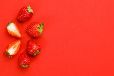Kırmızı arkaplanda taze çilek manzarası