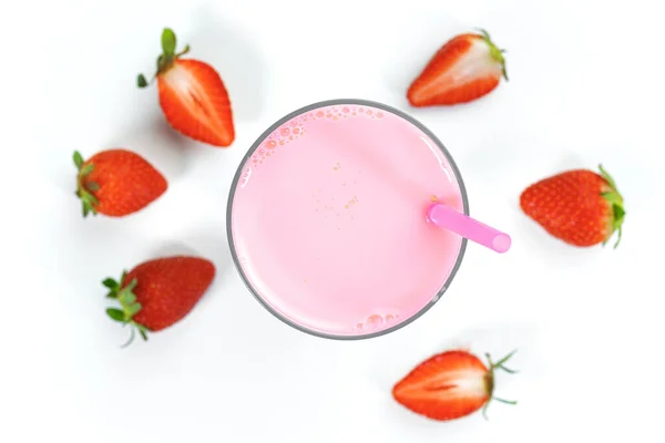 一杯新鲜草莓冰沙和新鲜成熟的草莓在白色的背景 夏天的饮料 顶部视图 免版税图库图片
