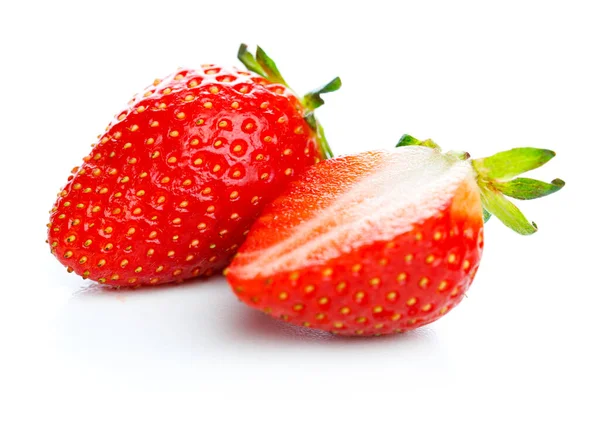 在孤立的白色背景上的草莓 草莓片和整个浆果 两个草莓 白色的 图库图片