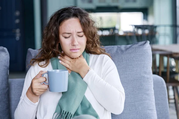 Junge Frau Berührt Schmerzenden Hals Halsschmerzen Wegen Grippe Erkältung Und — Stockfoto