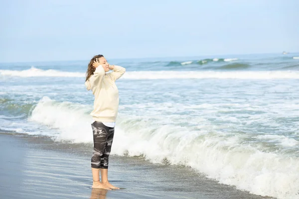 Young Woman Enjoying Quietness Seaside Alone Autumn — Stock Photo, Image