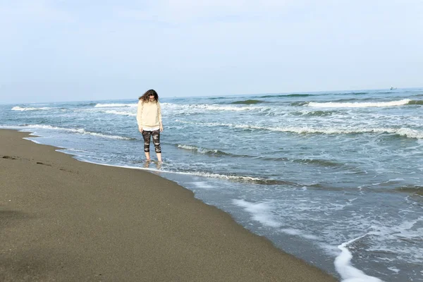 Szczęśliwa Młoda Kobieta Spacerująca Plaży Pobliżu Morza Zdjęcie Stockowe