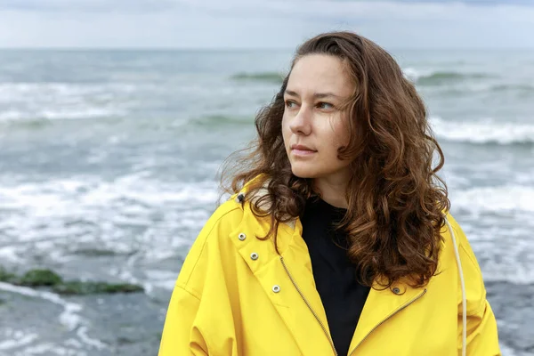 Smutna Młoda Kobieta Żółtym Płaszczu Chodząca Samotnie Plaży Pochmurną Zimną — Zdjęcie stockowe