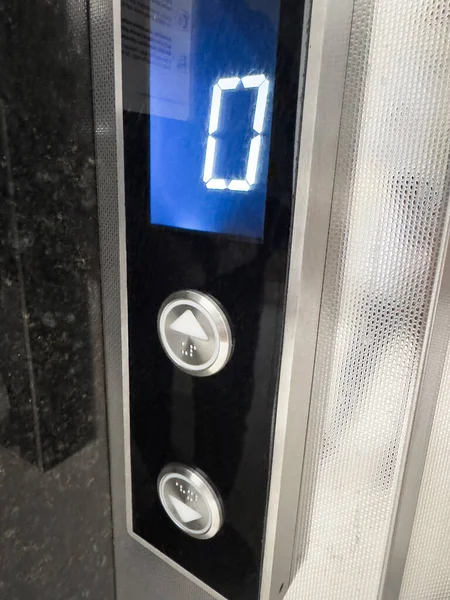 电梯前的上下按钮和蓝色屏幕 — 图库照片