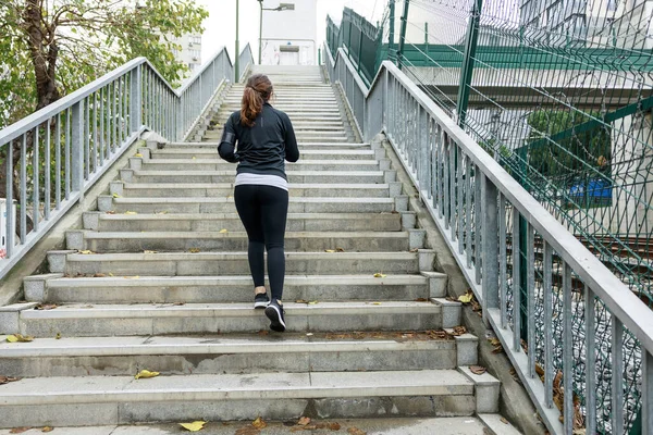 Young Female Athlete Running Stairs City Centre — Stock Photo, Image