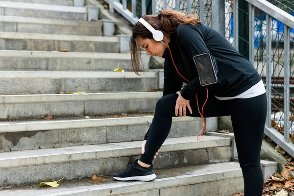 Joven Atleta Mujer Lastimándose Tobillo Mientras Corre —  Fotos de Stock