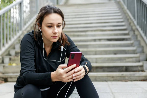 Mujer Atlética Joven Usando Teléfono Inteligente Antes Hacer Ejercicio Imagen de stock