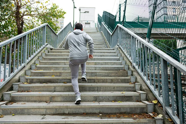 年轻人在楼上跑 健身和健康生活方式概念 图库图片