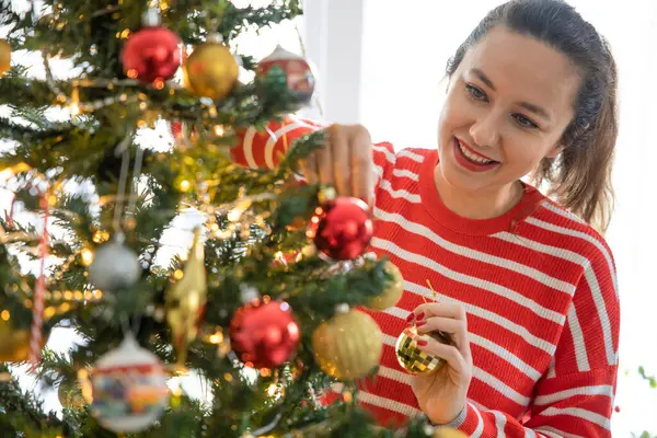Genç Bayan Noel Ağacını Süslemek Için Hazırlıyor — Stok fotoğraf