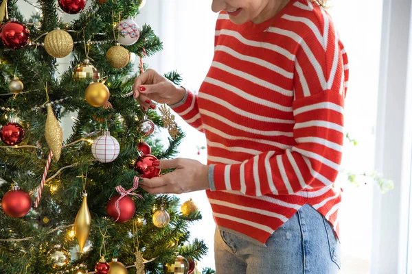 装飾のためのクリスマスツリーを準備する若い女性 ストックフォト