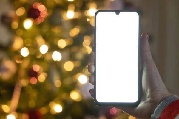Beskuren Kvinnans Händer Håller Smartphone Julen Digital Mobiltelefon Med Kopieringsutrymme — Stockfoto