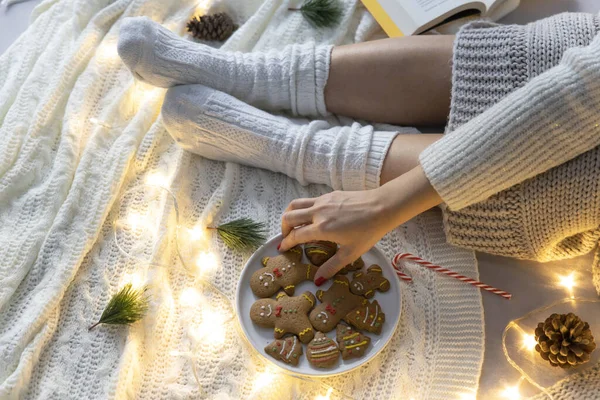 在寒冷的冬季周末穿着羊毛袜的年轻女子 圣诞节 放松的概念 图库图片