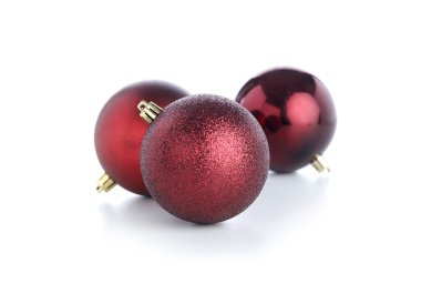 İzole edilmiş beyaz arka planda noel topları. Noel süslemesi