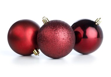 İzole edilmiş beyaz arka planda noel topları. Noel süslemesi