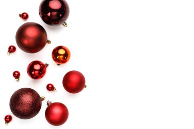 Noel topları izole beyaz zemin üzerine