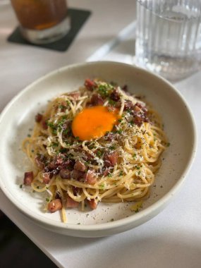 Yumuşak tütsülenmiş ördek ve tavada kurutulmuş somon balığının karışımı spagetti üzerine servis edilir, cesur ve doyurucu bir yemek için aromalı bir sos karıştırılır.. 