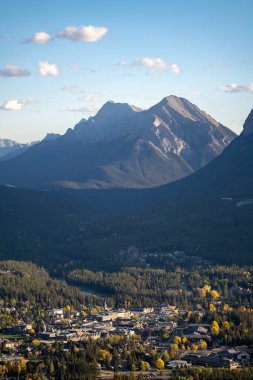 Banff Vadisi 'ne bakan, arkasında bir dağ olan.
